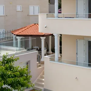 https://spacious-modern-apartment-miljak-1min-to-the-beach.hotels-in-trogir.com